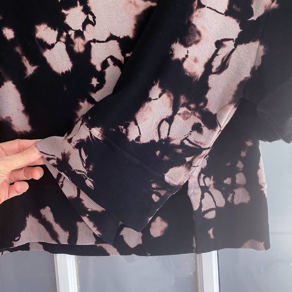 AIKO Black and Light Grayish Purple Tie Dye Oversized Cropped Sweatshirt - Picture 2 of 5